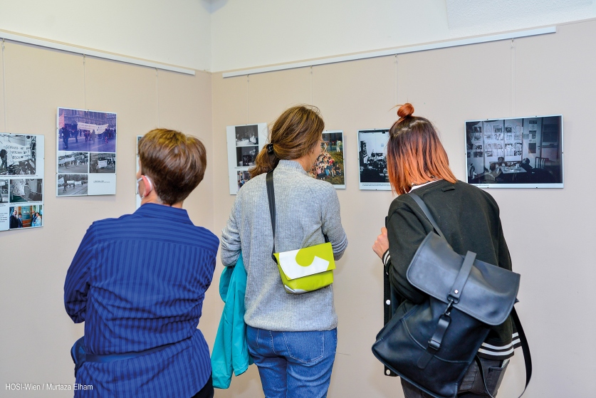 Besichtigung der Ausstellung. Foto HOSI-Wien/Murtaza Elham