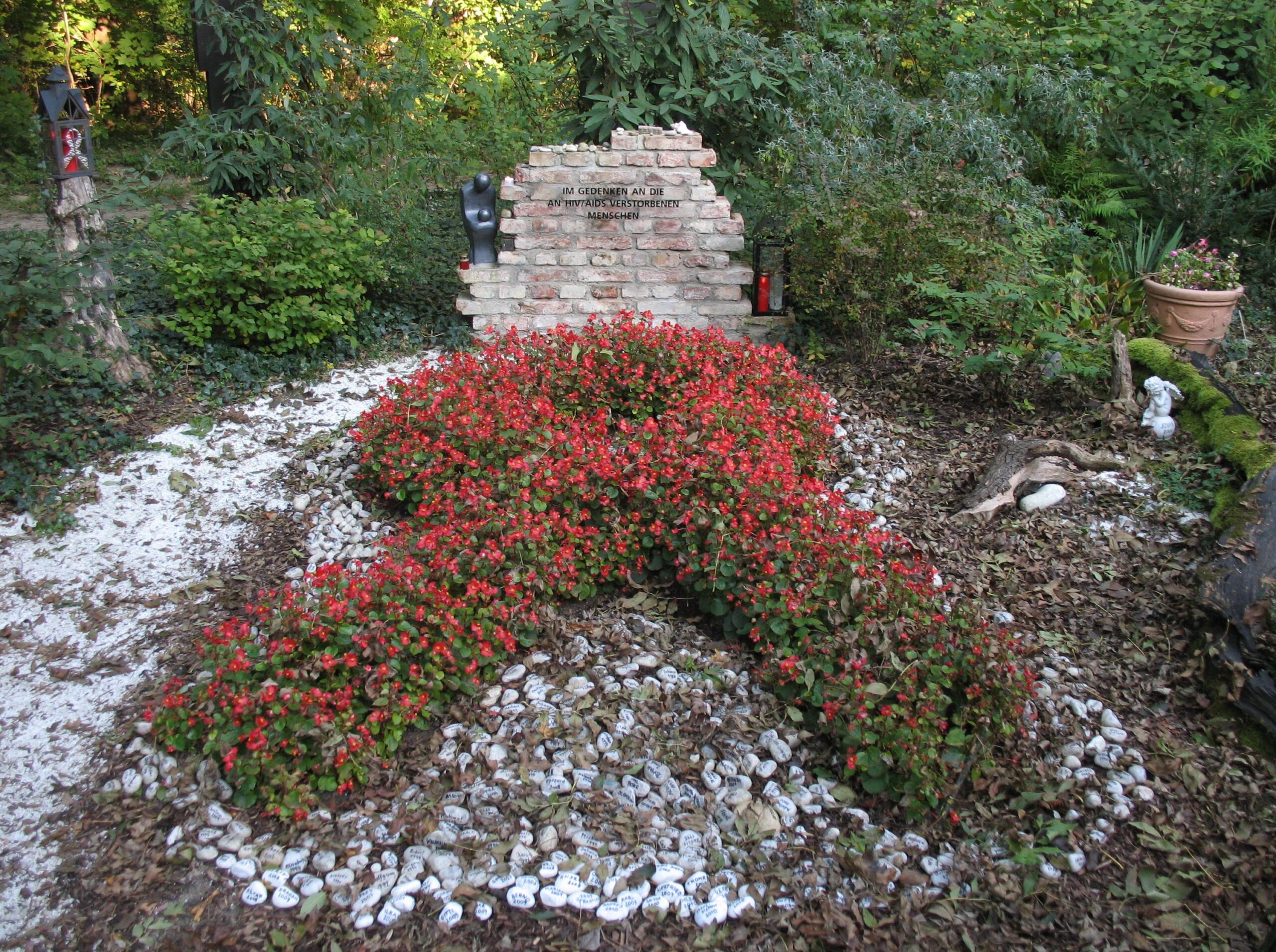 AIDS-Memorial an der katholischen Wallfahrtskirche Maria Grün in Wien (Foto: Doris Antony, ohne Änderungen, unter „CC 3.0 nicht portiert“)