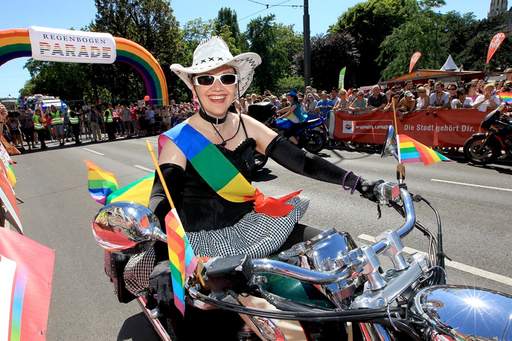 Die ehemalige Obfrau von Dykes on Bikes Austria Susanne Scharf beim Anführen der Wiener Regenbogenparade. (Foto: HOSI Wien Archiv)
