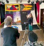 Dreharbeiten zu „Geschichten der Quilts“: Brigitte Zika-Holoubek vor und Barbara Fröhlich sowie Petra Paul hinter der Kamera (Foto: Michi Redlich)