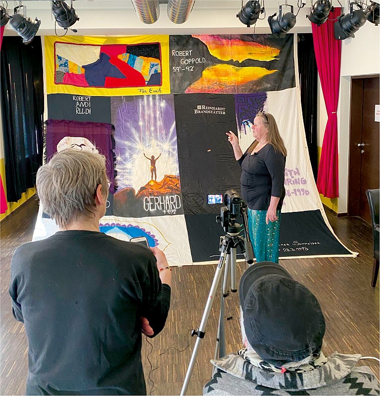 Dreharbeiten zu „Geschichten der Quilts“: Brigitte Zika-Holoubek vor und Barbara Fröhlich sowie Petra Paul hinter der Kamera (Foto: Michi Redlich)